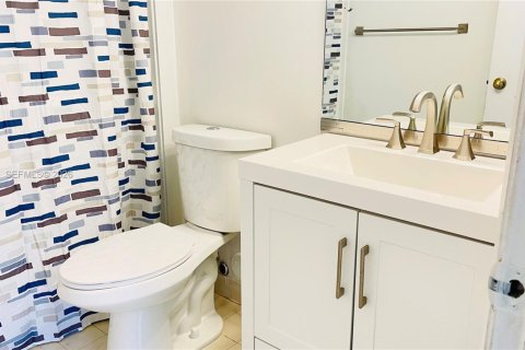 Condominio en alquiler en Coral Springs, Florida, 2 dormitorios, 91.42 m2 № 2057482 - foto 13