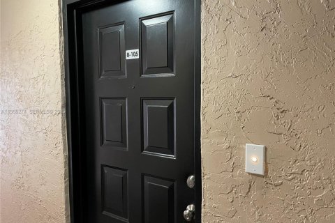 Condominio en alquiler en Coral Springs, Florida, 2 dormitorios, 91.42 m2 № 2057482 - foto 2