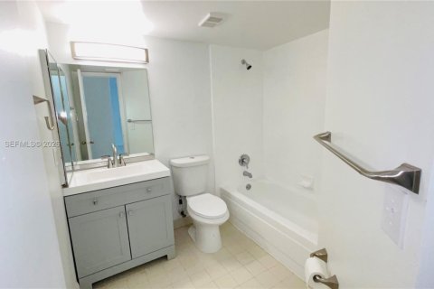 Condominio en alquiler en Coral Springs, Florida, 2 dormitorios, 91.42 m2 № 2057482 - foto 18