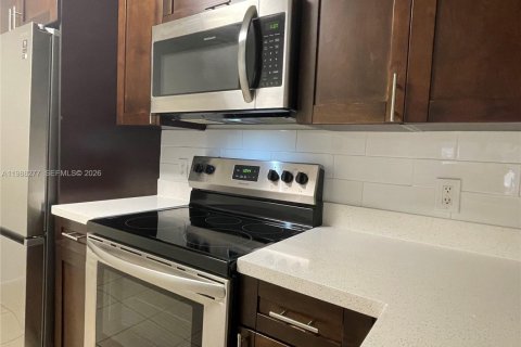 Condominio en alquiler en Coral Springs, Florida, 2 dormitorios, 91.42 m2 № 2057482 - foto 9