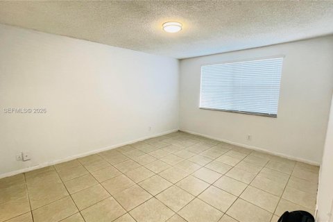 Condominio en alquiler en Coral Springs, Florida, 2 dormitorios, 91.42 m2 № 2057482 - foto 10