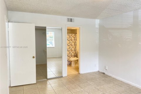 Condominio en alquiler en Coral Springs, Florida, 2 dormitorios, 91.42 m2 № 2057482 - foto 11