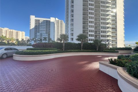 Купить кондоминиум в Халландейл-Бич, Флорида 2 спальни, 141.86м2, № 1998838 - фото 28