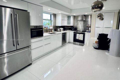 Купить кондоминиум в Халландейл-Бич, Флорида 2 спальни, 141.86м2, № 1998838 - фото 10