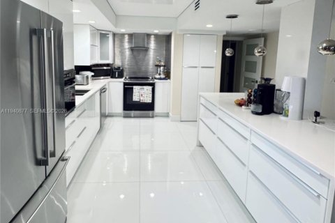 Купить кондоминиум в Халландейл-Бич, Флорида 2 спальни, 141.86м2, № 1998838 - фото 9