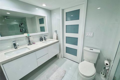 Купить кондоминиум в Халландейл-Бич, Флорида 2 спальни, 141.86м2, № 1998838 - фото 16