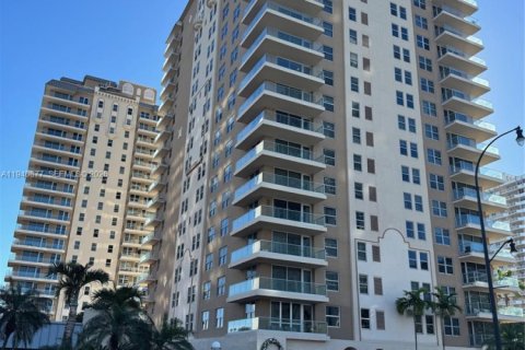 Купить кондоминиум в Халландейл-Бич, Флорида 2 спальни, 141.86м2, № 1998838 - фото 23