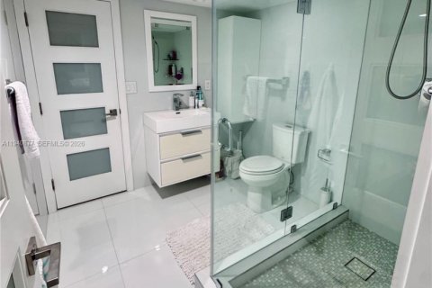 Купить кондоминиум в Халландейл-Бич, Флорида 2 спальни, 141.86м2, № 1998838 - фото 2