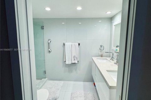 Купить кондоминиум в Халландейл-Бич, Флорида 2 спальни, 141.86м2, № 1998838 - фото 17