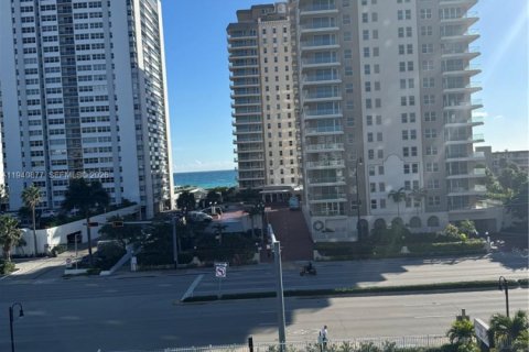 Купить кондоминиум в Халландейл-Бич, Флорида 2 спальни, 141.86м2, № 1998838 - фото 24