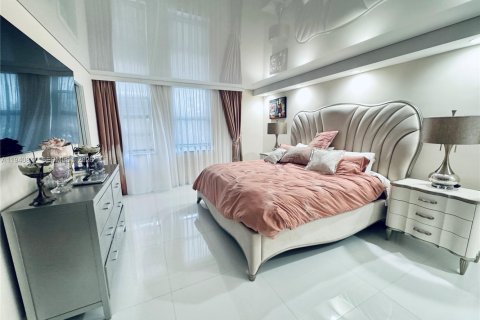 Купить кондоминиум в Халландейл-Бич, Флорида 2 спальни, 141.86м2, № 1998838 - фото 15