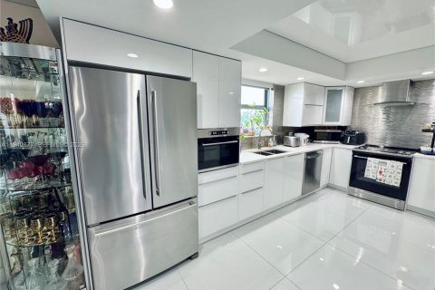 Купить кондоминиум в Халландейл-Бич, Флорида 2 спальни, 141.86м2, № 1998838 - фото 11