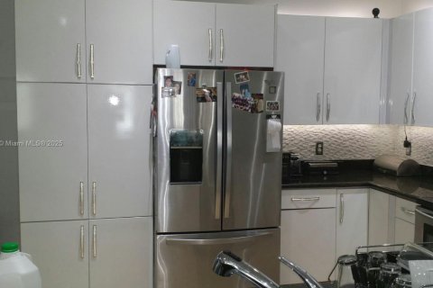 Townhouse in Dania Beach, Florida 5 bedrooms, 189.71 sq.m. № 1842939 - photo 2