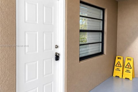Copropriété à louer à Hialeah, Floride: 2 chambres, 72.19 m2 № 2407418 - photo 2