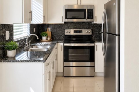Copropriété à louer à Hialeah, Floride: 2 chambres, 72.19 m2 № 2407418 - photo 12