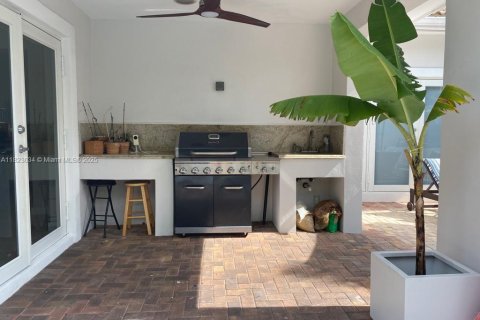 House in Hollywood, Florida 4 bedrooms, 301.65 sq.m. № 1792437 - photo 9