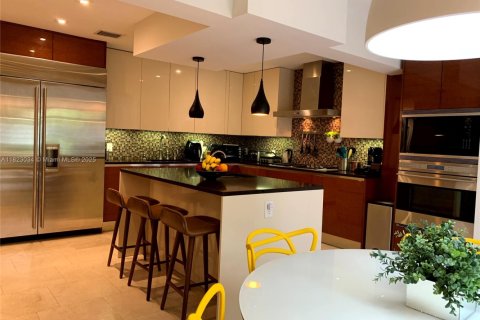 House in Hollywood, Florida 4 bedrooms, 301.65 sq.m. № 1792437 - photo 1