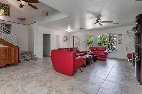 House in Odessa, Florida 7 bedrooms, 578.41 sq.m. № 2393813 - photo 17