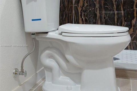 House in Lakeland, Florida 5 bedrooms, 195.09 sq.m. № 2067335 - photo 26