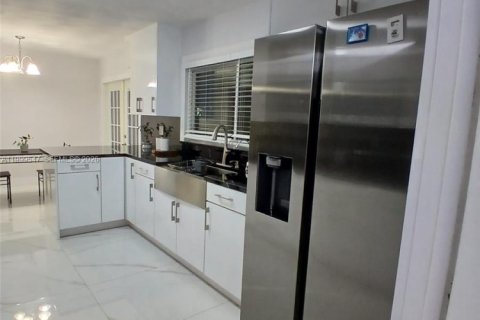 House in Lakeland, Florida 5 bedrooms, 195.09 sq.m. № 2067335 - photo 9