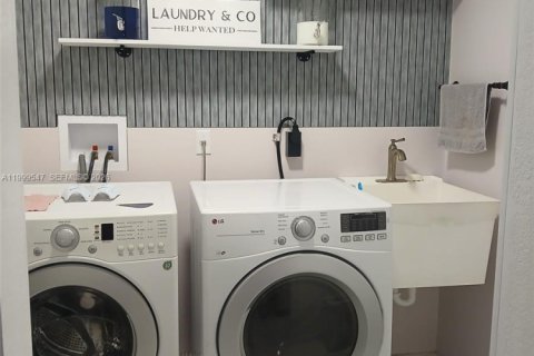 House in Lakeland, Florida 5 bedrooms, 195.09 sq.m. № 2067335 - photo 14