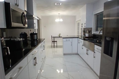 House in Lakeland, Florida 5 bedrooms, 195.09 sq.m. № 2067335 - photo 4