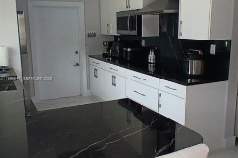 House in Lakeland, Florida 5 bedrooms, 195.09 sq.m. № 2067335 - photo 6