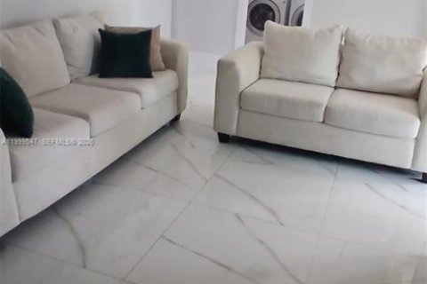 House in Lakeland, Florida 5 bedrooms, 195.09 sq.m. № 2067335 - photo 11