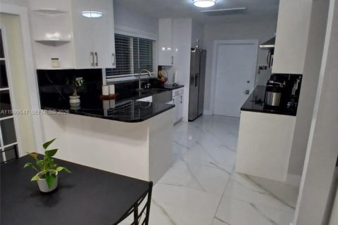 House in Lakeland, Florida 5 bedrooms, 195.09 sq.m. № 2067335 - photo 7