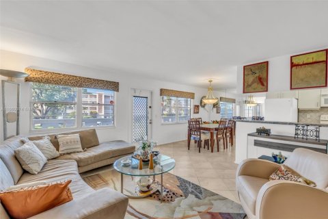 Condo in Deerfield Beach, Florida, 2 bedrooms  № 1865454 - photo 13
