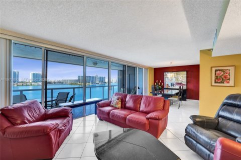 Copropriété à vendre à Sunny Isles Beach, Floride: 2 chambres, 120.77 m2 № 2036441 - photo 4