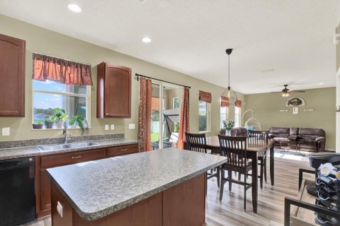 Casa en venta en Spring Hill, Florida, 3 dormitorios, 215.35 m2 № 1884284 - foto 11