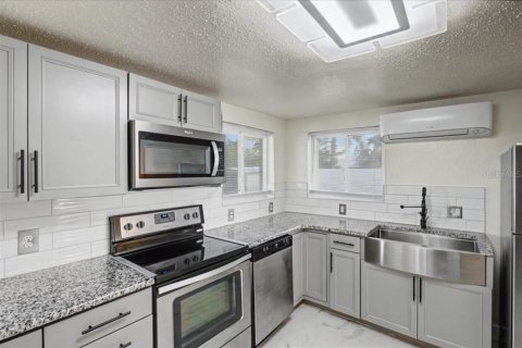 House in Ormond Beach, Florida 2 bedrooms, 102.19 sq.m. № 2123317 - photo 13