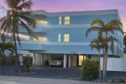 Condo in Lauderdale-by-the-Sea, Florida, 2 bedrooms  № 1706321 - photo 1