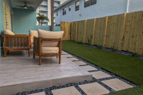 Condo in Lauderdale-by-the-Sea, Florida, 2 bedrooms  № 1706321 - photo 21