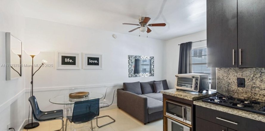 Condominio en Miami Beach, Florida, 1 dormitorio  № 1863174