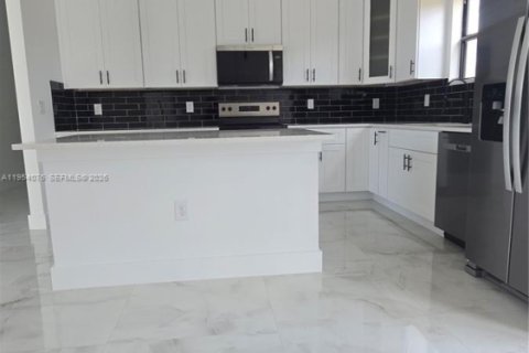 House in Lehigh Acres, Florida 3 bedrooms № 2010016 - photo 9