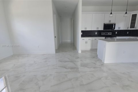 House in Lehigh Acres, Florida 3 bedrooms № 2010016 - photo 15