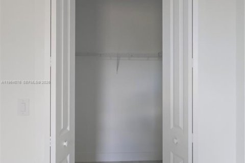 House in Lehigh Acres, Florida 3 bedrooms № 2010016 - photo 26