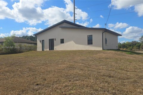 House in Lehigh Acres, Florida 3 bedrooms № 2010016 - photo 4