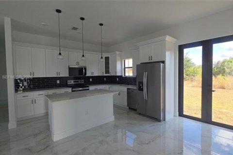 House in Lehigh Acres, Florida 3 bedrooms № 2010016 - photo 11
