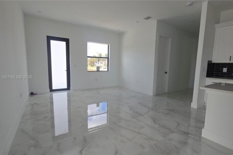 House in Lehigh Acres, Florida 3 bedrooms № 2010016 - photo 7