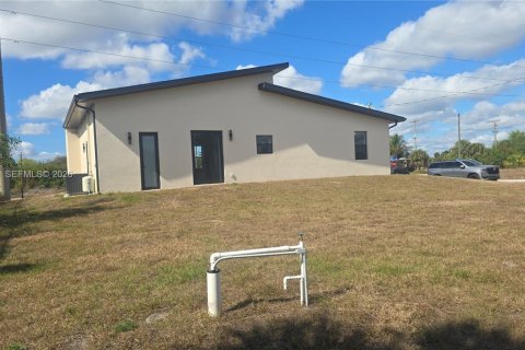 House in Lehigh Acres, Florida 3 bedrooms № 2010016 - photo 2