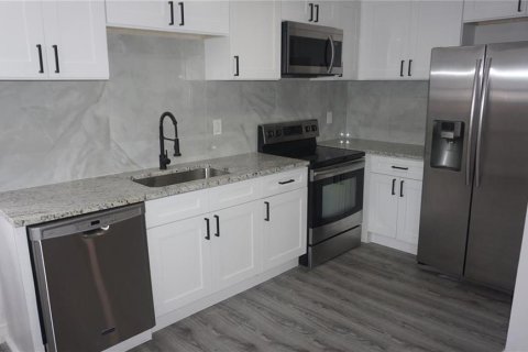 Casa en alquiler en Clearwater, Florida, 2 dormitorios, 92.9 m2 № 1717084 - foto 3