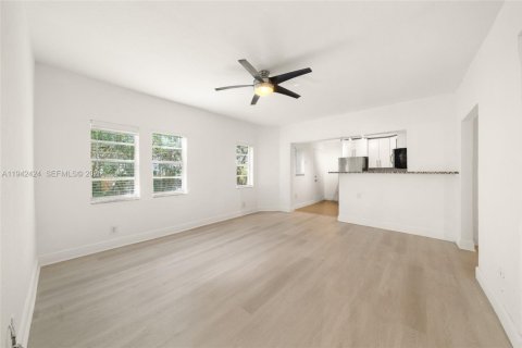 Appartement à louer à Miami, Floride: 2 chambres, 92.9 m2 № 2000071 - photo 2