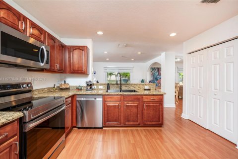 Villa ou maison à vendre à Miramar, Floride: 4 chambres, 195.19 m2 № 2078955 - photo 11