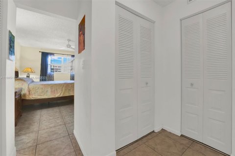 Condominio en venta en Hallandale Beach, Florida, 1 dormitorio, 71.53 m2 № 2018840 - foto 19