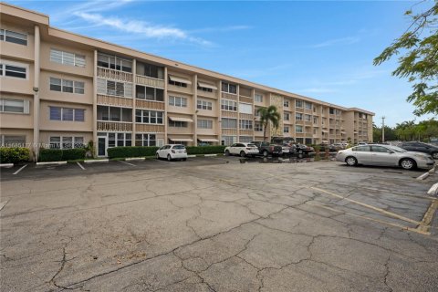 Condominio en venta en Hallandale Beach, Florida, 1 dormitorio, 71.53 m2 № 2018840 - foto 22
