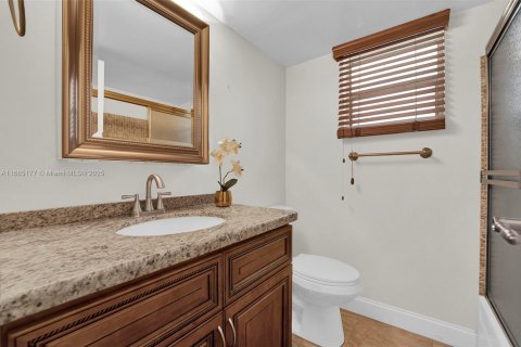 Condominio en venta en Hallandale Beach, Florida, 1 dormitorio, 71.53 m2 № 2018840 - foto 17