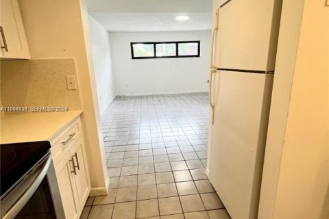Apartamento en alquiler en Hialeah, Florida, 2 dormitorios, 80.45 m2 № 2027831 - foto 5